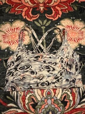 3/$25 🧘 Freely Strappy Back Sports Bra Medium Blue Gray Print